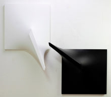 Load image into Gallery viewer, Dittico Italian style Estroflessione. L&#39;esemplare bianco misura cm. 57x40, altezza 16. L&#39;esemplare nero misura cm. 46x52, altezza 18.
