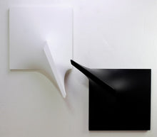 Carica l&#39;immagine nel visualizzatore di Gallery, Dittico Italian style Estroflessione. L&#39;esemplare bianco misura cm. 57x40, altezza 16. L&#39;esemplare nero misura cm. 46x52, altezza 18.

