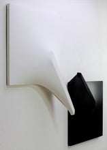 Load image into Gallery viewer, Dittico Italian style Estroflessione. L&#39;esemplare bianco misura cm. 57x40, altezza 16. L&#39;esemplare nero misura cm. 46x52, altezza 18.
